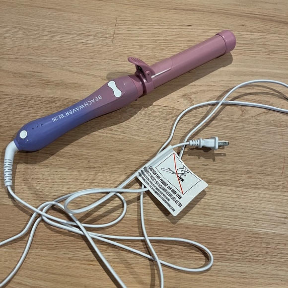 The Beachwaver B1.25 rotating curling iron - Picture 4 of 5